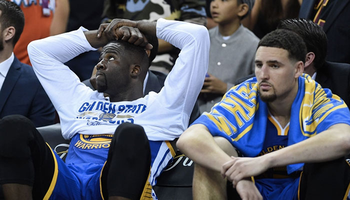 Les deux stars des Golden State Warriors, Draymond Green et Klay Thompson, assises sur le banc de leur franchise lors d’un match des Finales NBA