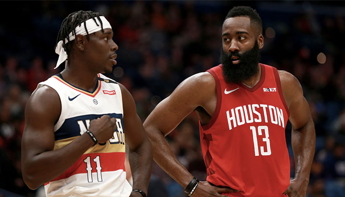 Les meneurs NBA Jrue Holiday (gauche) et James Harden (droite) lors d’une rencontre entre les New Orleans Pelicans et les Houston Rockets