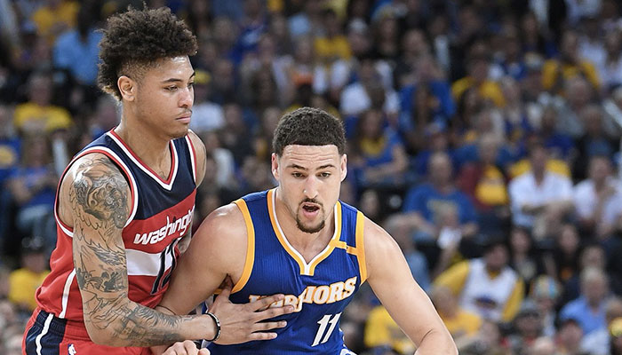 Les arrières NBA Kelly Oubre Jr. (gauche) et Klay Thompson (droite) lors d’une rencontre entre les Washington Wizards et les Golden State Warriors en 2017