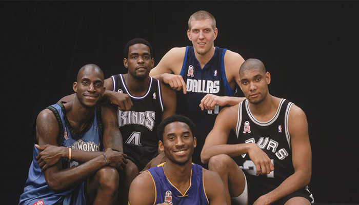 Les légendes NBA Kevin Garnett, Chris Webber, Kobe Bryant, Dirk Nowitzki et Tim Duncan à l’occasion du All-Star Game 2002