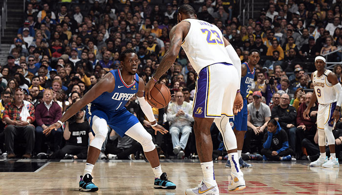 La superstar NBA des Los Angeles Lakers, LeBron James, ballon en main face au meneur des Los Angeles Clippers, Reggie Jackson, lors d’une rencontre entre les deux franchises de Los Angeles