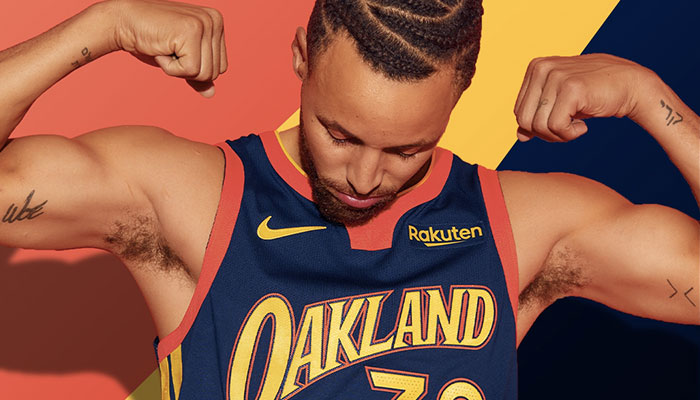 La superstar NBA Stephen Curry dans le nouveau maillot des Golden State Warriors, inspiré de l’époque « We Believe » de la franchise
