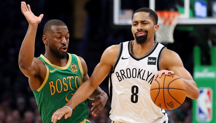 Spencer Dinwiddie des Nets à la lutte avec Kemba Walker des Celtics