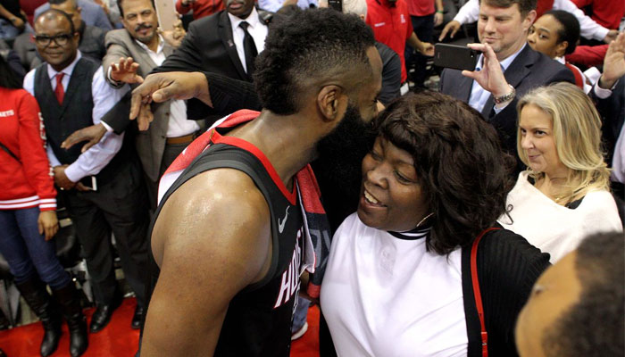 James Harden et sa mère Monja Willis en train de se faire un câlin NBA