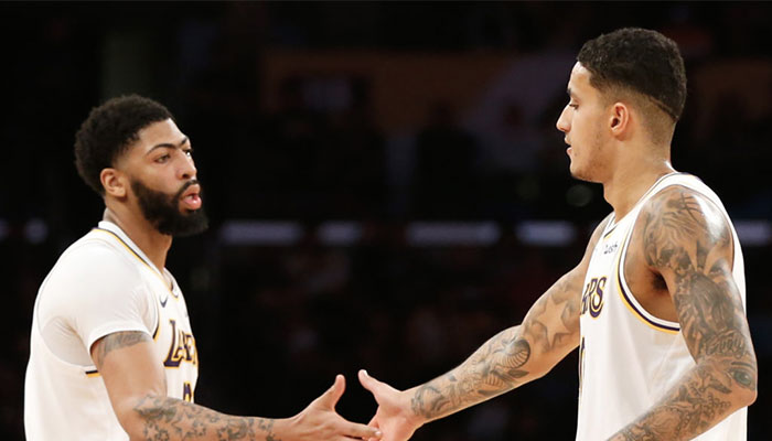 La superstar NBA Anthony Davis tape dans la main de son coéquipier aux Los Angeles Lakers, Kyle Kuzma