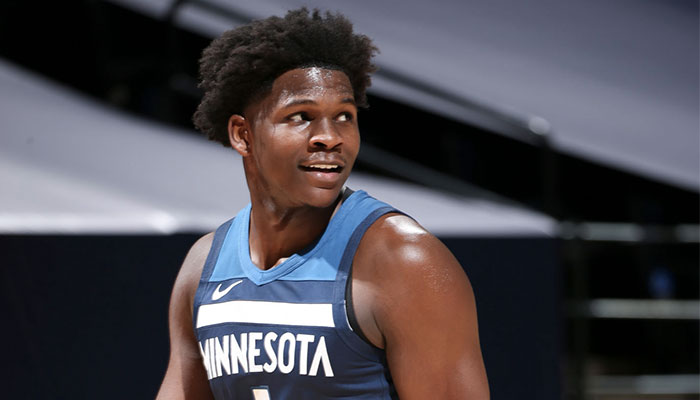 Le rookie des Minnesota Timberwolves, Anthony Edwards, tout sourire durant son premier match NBA, face aux Detroit Pistons