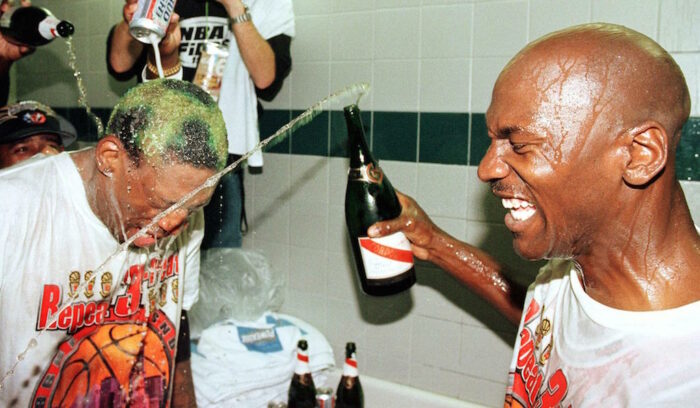 Dennis Rodman et Michael Jordan fêtent le titre
