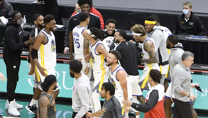 Les Warriors gagnent au buzzer, la réaction géniale de Curry et Klay NBA