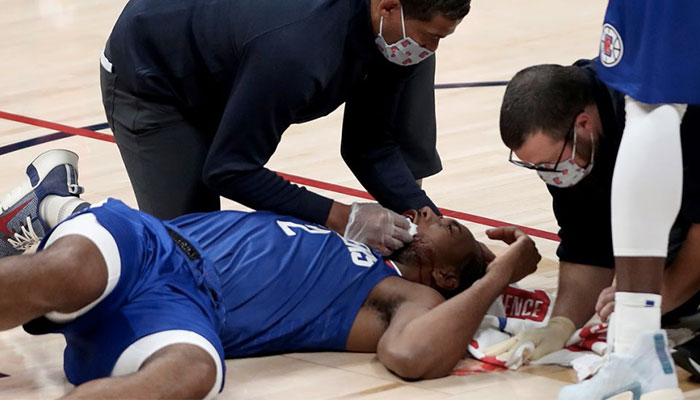 La superstar NBA des Los Angeles Clippers, Kawhi Leonard, ensanglanté sur le parquet de la Ball Arena de Denver après un coup de coude asséné par son coéquipier, Serge Ibaka