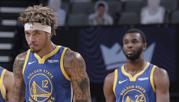 Les deux joueurs des Golden State Warriors, Kelly Oubre Jr. et Andrew Wiggins, font la moue lors d’un match de pré-saison NBA face aux Sacramento Kings