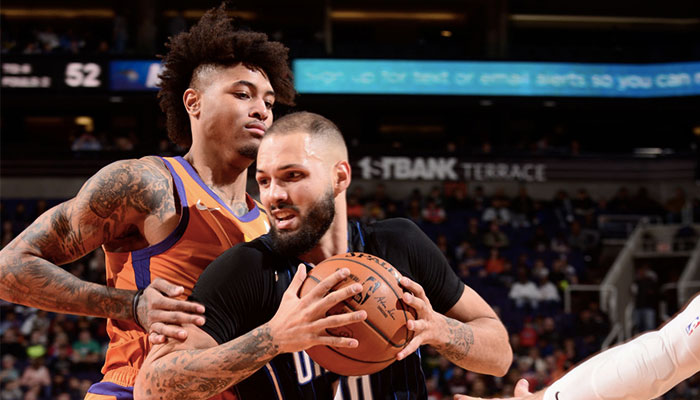 Les deux arrières NBA Kelly Oubre Jr. (gauche) et Evan Fournier (droite) en plein duel lors d’une rencontre entre les Phoenix Suns et le Magic d'Orlando