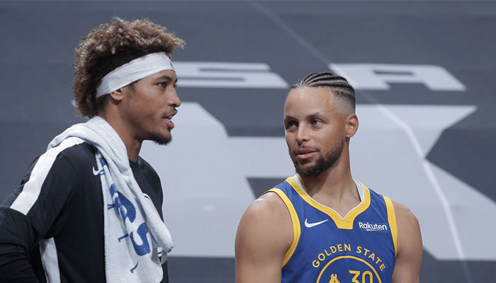 Les deux arrières stars des Golden State Warriors, Kelly Oubre Jr. (gauche) et l’ancien MVP NBA Stephen Curry (droite)