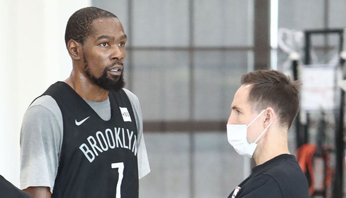 La superstar NBA des Brooklyn Nets, Kevin Durant (gauche), accompagné de l’entraineur de la franchise new-yorkaise, Steve Nash