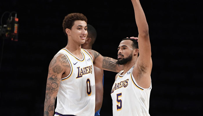 Les deux jeunes joueurs des Los Angeles Lakers, Kyle Kuzma et Talen Horton-Tucker, lors d’un match de pré-saison NBA face aux Los Angeles Clippers