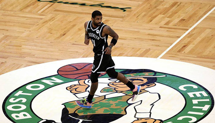 Le meneur star des Brooklyn Nets, Kyrie Irving, lors d’un match de pré-saison NBA face aux Boston Celtics, au TD Garden