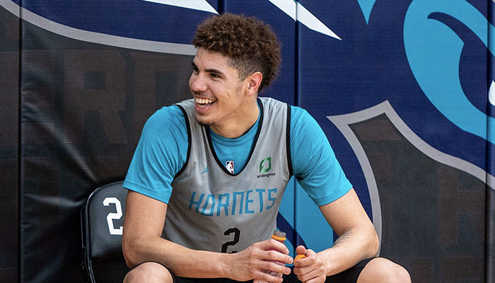 Le rookie des Charlotte Hornets, LaMelo Ball, impressionne observateurs et joueurs par sa taille