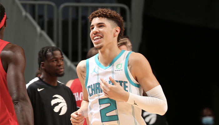 Le rookie des Charlotte Hornets, LaMelo Ball, tout sourire lors d’un match de pré-saison face aux Toronto Raptors