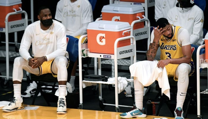 Les deux superstars des Los Angeles Lakers, Lebron James (gauche) et Anthony Davis (droite), sur le banc lors de l’Opening Night NBA face aux Los Angeles Clippers