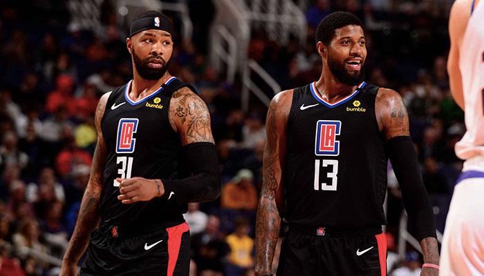 Les deux joueurs des Los Angeles Clippers, Marcus Morris et Paul George, lors d’un match NBA face aux Phoenix Suns le 27 février 2020