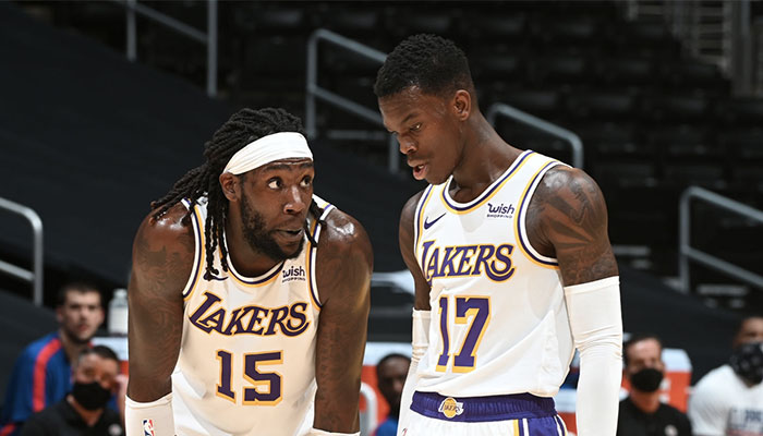 Les deux recrues des Los Angeles Lakers, l’intérieur Montrezl Harrell (gauche) et le meneur Dennis Schröder (droite), en plein discussion lors d’un match de pré-saison NBA face aux Los Angeles Clippers