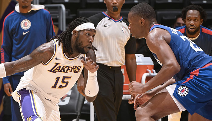 Le nouvel intérieur des Los Angeles Lakers, Montrezl Harrell, part en dribbles face au jeune joueur des Los Angles Clippers, Mfiondu Kabengele, lors d’un match de pré-saison NBA