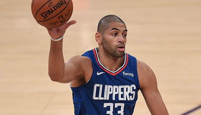 Le joueur français des Los Angeles Clippers, Nicolas Batum, reçoit le ballon