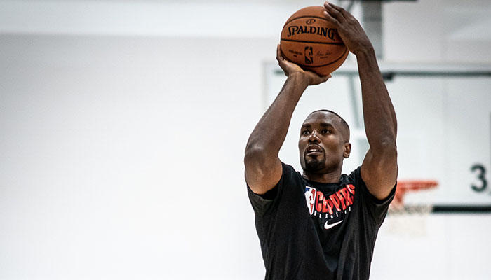 L’intérieur NBA congolais des Los Angeles Clippers, Serge Ibaka, prend un tir lors d’une séance d'entrainement