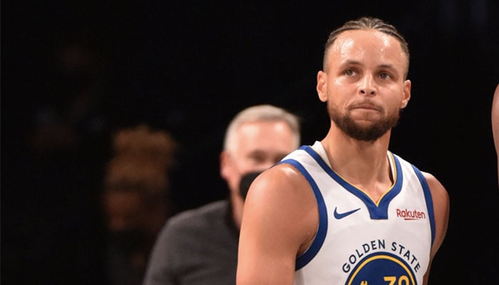 La superstars des Golden State Warriors, Stephen Curry, dubitatif durant un match NBA face aux Brooklyn Nets