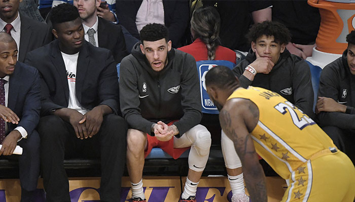 Les jeunes stars des New Orleans Pelicans, Zion Williamson et Lonzo Ball, observent depuis le banc la superstar NBA des Los Angeles Lakers, LeBron James