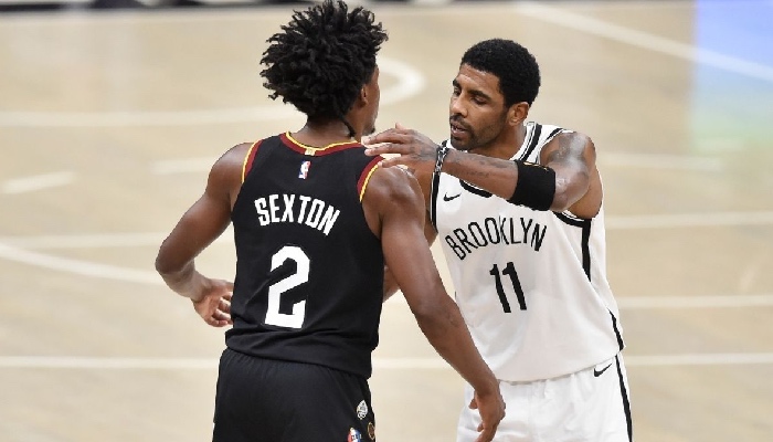 Collin Sexton et Kyrie Irving après la victoire des Cavaliers face aux Nets