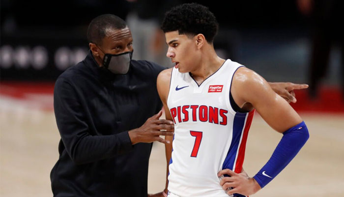 Killian Hayes avec son coach aux Pistons Dwane Casey