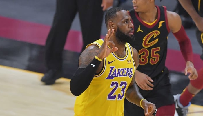 Lebron James célébrant un 3 points avec les Lakers face aux Cavaliers NBA