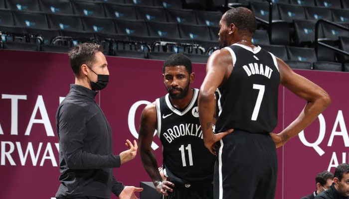 Steve Nash en pleine discussion avec Kyrie Irving, Kevin Durant à Brooklyn