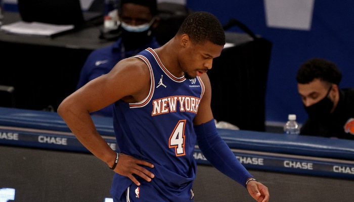 Le meneur NBA des New York Knicks, Dennis Smith Jr., tête baissé lors d'un match face aux Denver Nuggets