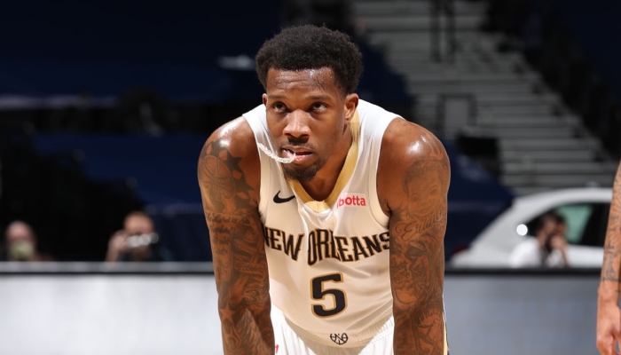 Le meneur NBA des New Orleans Pelicans, Eric Bledsoe, mordille son protège-dents