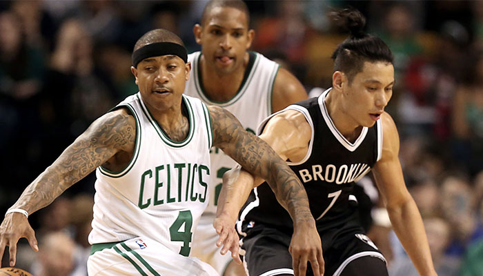 L’ancien meneur des Boston Celtics, Isaiah Thomas (gauche), tente un dribble face à Jeremy Lin (droite) lors d’un match contre les Brooklyn Nets