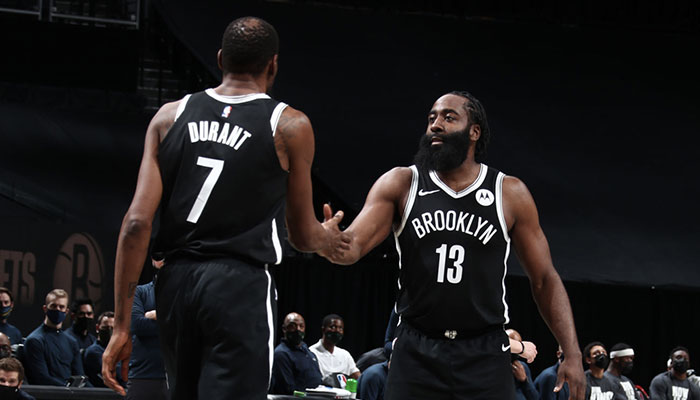 Les deux superstars NBA des Brooklyn Nets, Kevin Durant et James Harden, se congratulent lors d’un match face aux Milwaukee Bucks