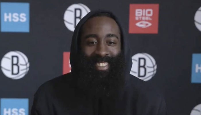 La nouvelle recrue star des Nets, James Harden, tout sourire durant sa première conférence de presse en tant que joueur de Brooklyn