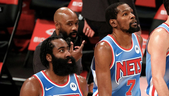 Les deux superstars des Brooklyn Nets, James Harden et Kevin Durant, lors d’un match NBA les opposant au Orlando Magic