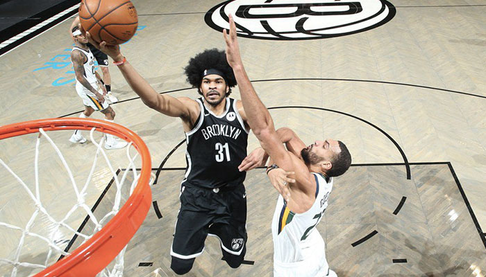 Le jeune pivot des Brooklyn Nets, Jarrett Allen, prend le dessus dans les airs sur son adversaire français du Utah Jazz, Rudy Gobert, lors d’un match NBA