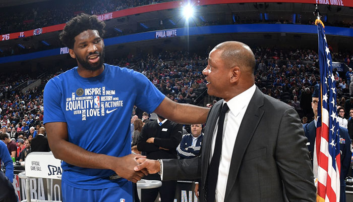 La superstar des Philadelphia 76ers, Joel Embiid, serre la main de son actuel coach, Doc Rivers, lors d’un match NBA face aux Los Angeles Clippers, le 11 février 2020