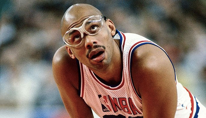 La légende NBA Kareem Abdul-Jabbar regarde en l’air lors du All-Star Game 1989