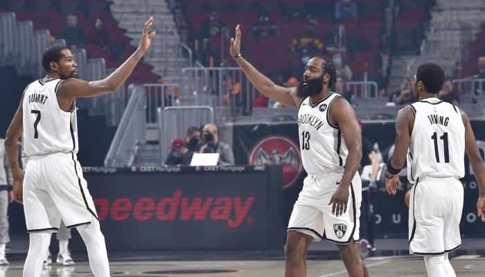 Les 3 superstars NBA des Brooklyn Nets, Kevin Durant, James Harden et Kyrie Irving, se congratulent lors d'un match face aux Cleveland Cavaliers