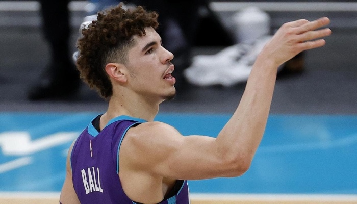 Le rookie des Charlotte Hornets, LaMelo Ball, célèbre l'un de ses tirs à 3 points inscrits lors du match NBA face aux Milwaukee Bucks