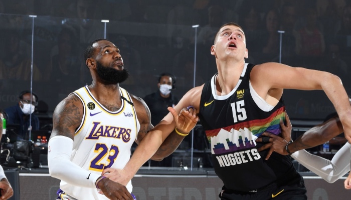 Les deux superstars NBA, LeBron James et Nikola Jokic, lors d'un match de playoffs entre les Los Angeles Lakers et les Denver Nuggets