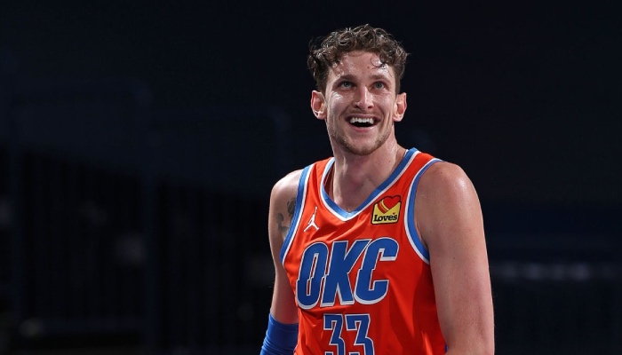 L'intérieur NBA du Thunder d'Oklahoma City, Mike Muscala, tout sourire