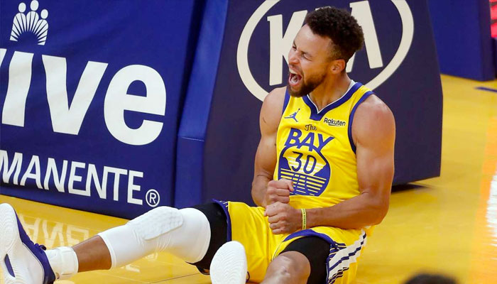 Steph Curry célèbre après son and-one NBA