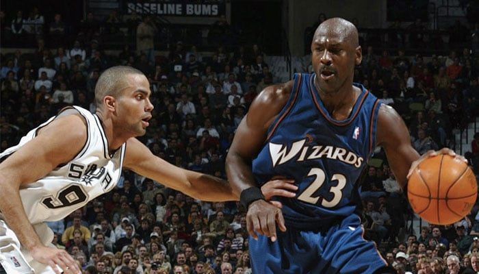 La légende française des San Antonio Spurs, Tony Parker (gauche), ici en duel face à l’icône des Chicago Bulls, Michael Jordan, durant son passage aux Washington Wizards