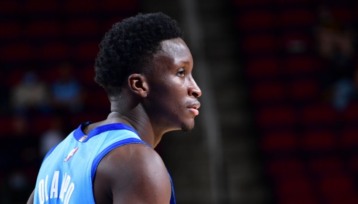 L'arrière des Houston Rockets, Victor Oladipo, visage fermé lors d'un match NBA face aux Phoenix Suns