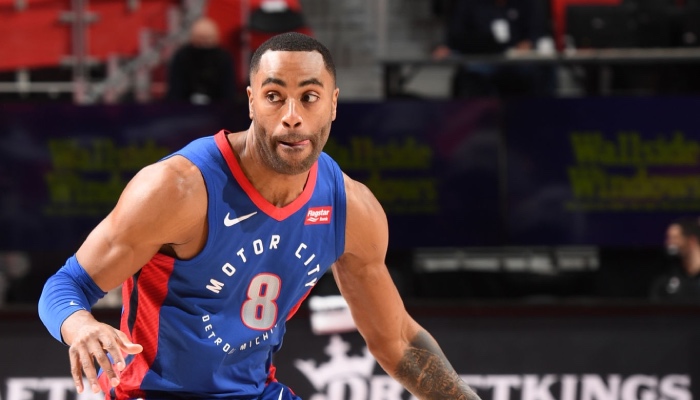 L'ailier NBA des Detroit Pistons, Wayne Ellington, dribble le ballon